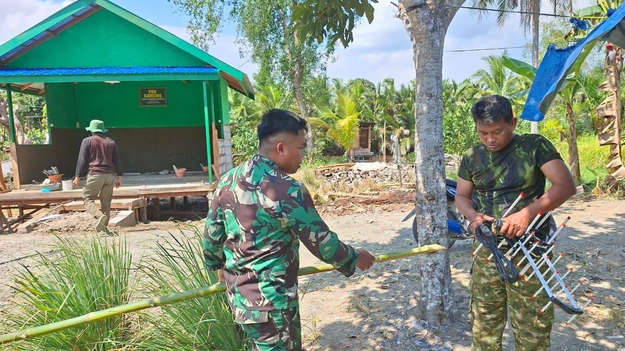 Inovasi Pos Kamling di Barito Kuala: Peltu Wahyu Pasang Televisi dan Antena
