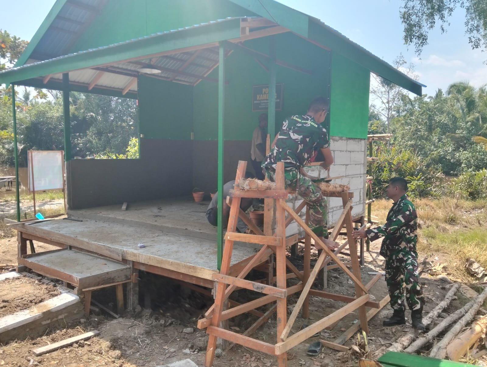 Pelaksanaan TMMD Ke-129: Pos Kamling di Tamban Bangun Dikerjakan Kodim 1005/Barito Kuala