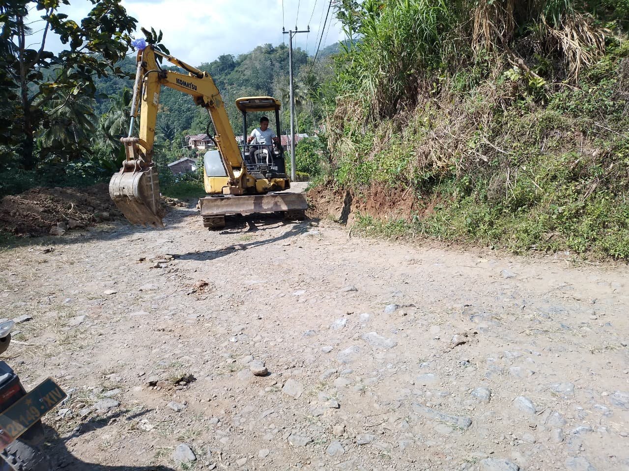 Kondisi Lapangan TMMD Ke-129: Excavator Bentuk Parit di Kecamatan Bontocani