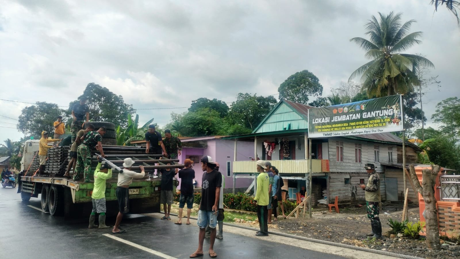 Operasi Penurunan Material Jembatan Gantung di Bone Dilakukan Satgas TMMD dan Warga