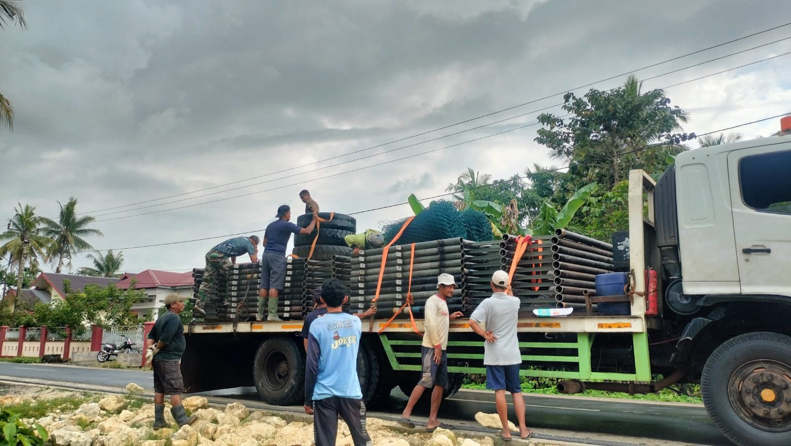Instruksi TMMD Ke-129 Kodim 1407/Bone Realisasikan Pengiriman Material Jembatan Gantung ke Desa Pattuku