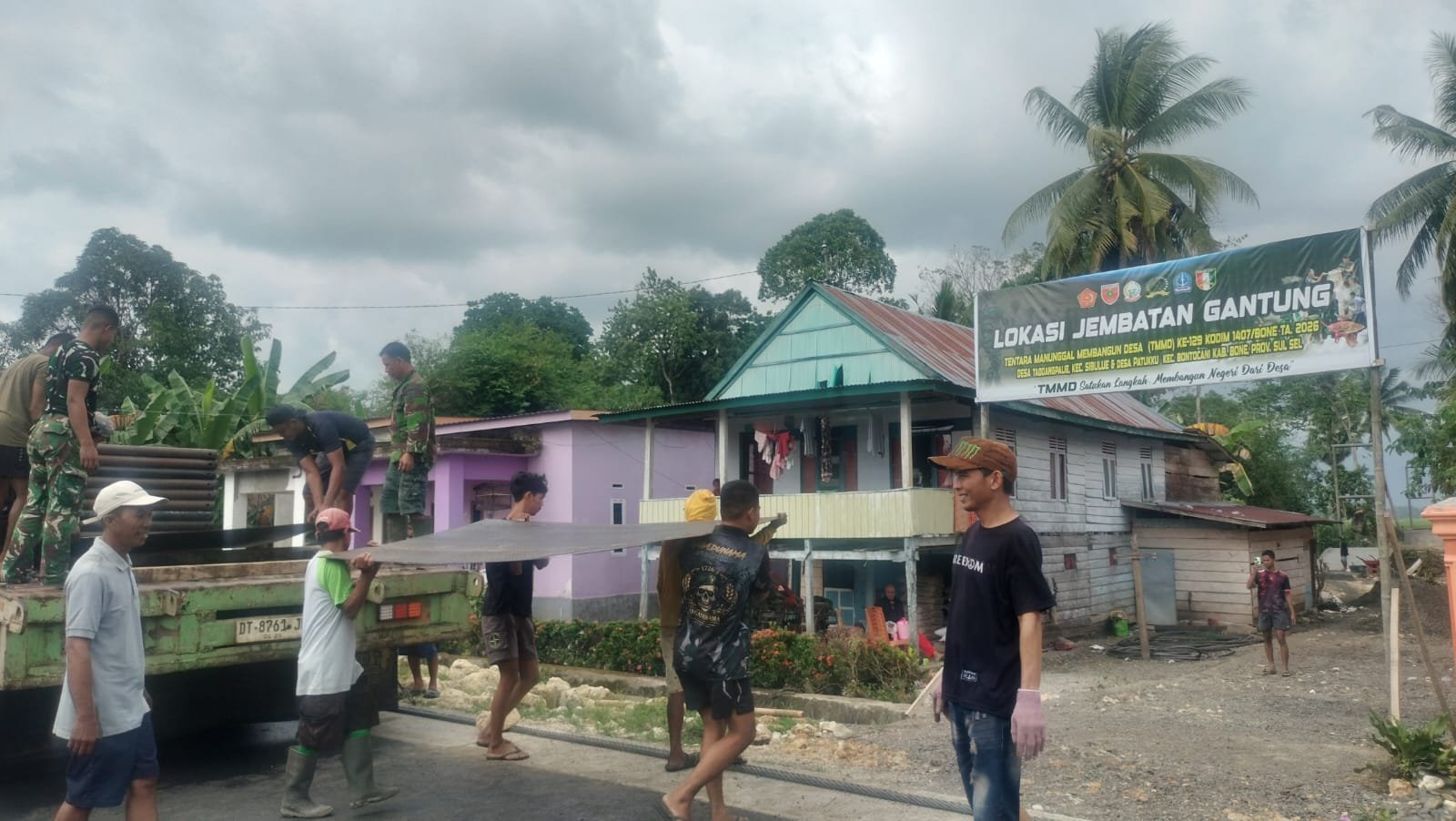Pengiriman Komponen Jembatan Gantung Percepat Proyek TMMD di Kecamatan Bontocani