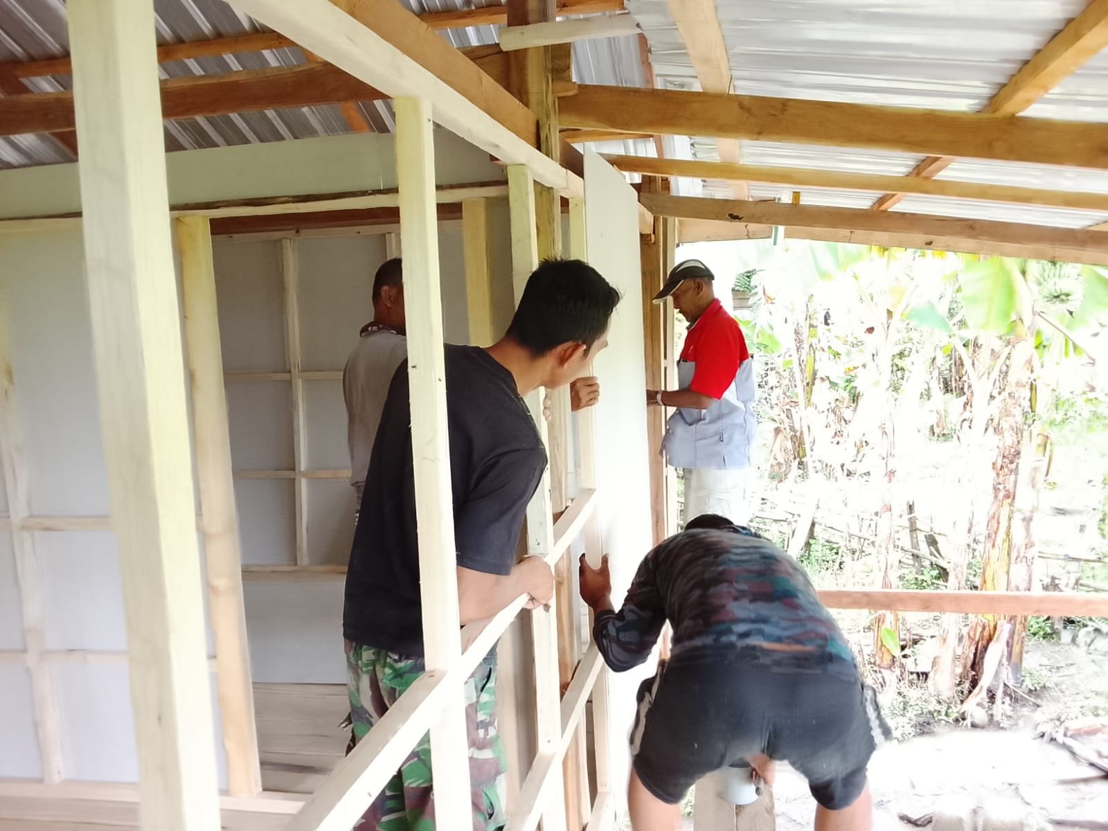 TMMD Ke-129 di Mallusetasi: Satgas Kodim 1407/Bone Bantu Perbaiki Rumah Ibu Rosnawati
