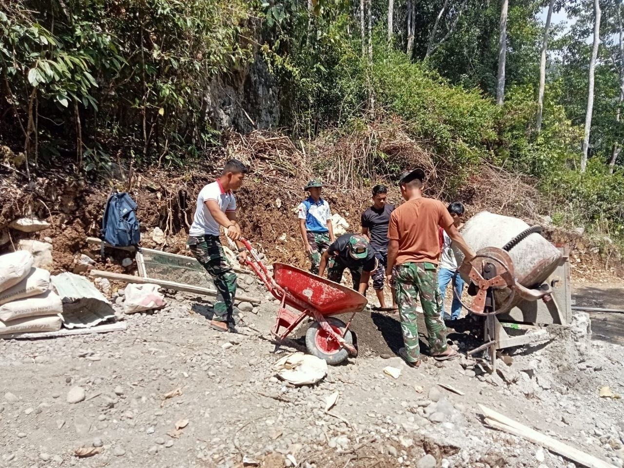 Akses Menuju Jembatan Gantung di Desa Pattuku Diperbaiki dalam Kegiatan TMMD Kodim 1407/Bone