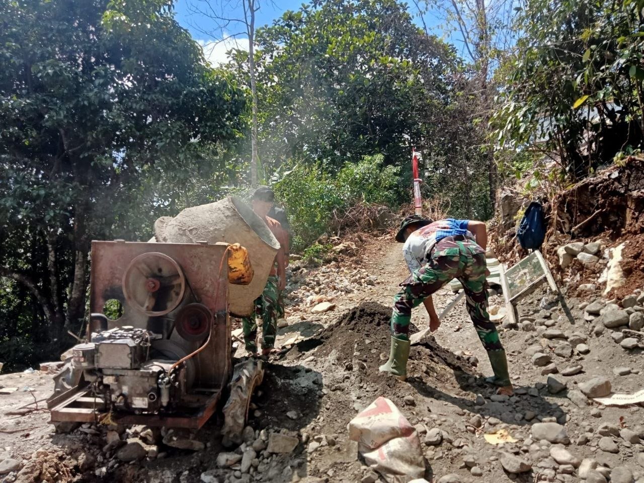 Satgas TMMD Lakukan Penimbunan dan Pengecoran Jalan Penghubung di Bontocani