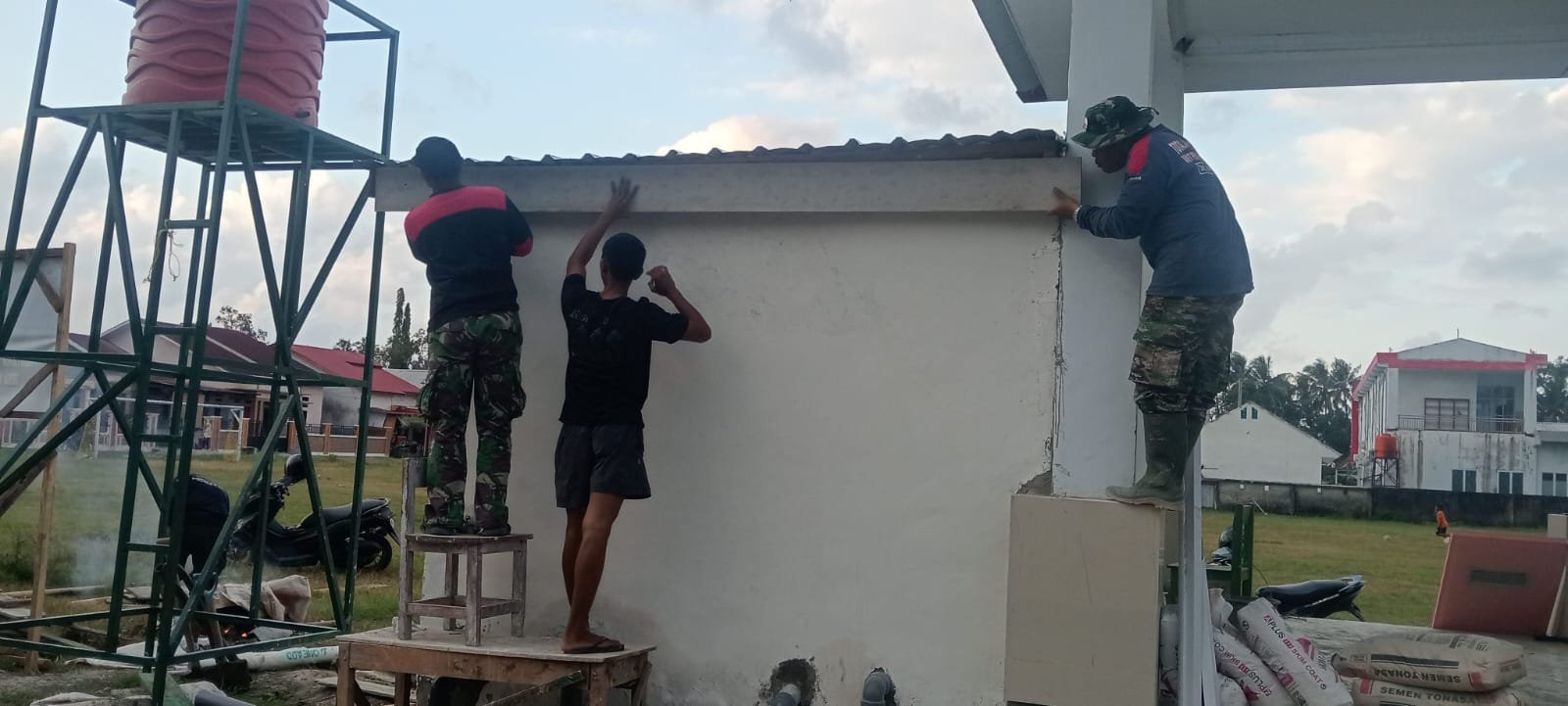 Pembangunan Jambanisasi TMMD Ke-129 Kodim 1407/Bone Lanjut ke Pemasangan Atap