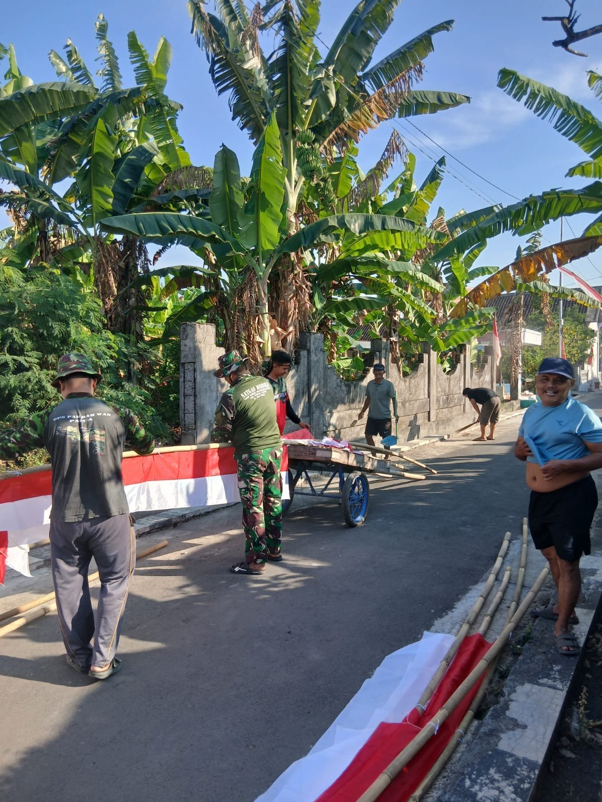 Sinergi Satgas dan Masyarakat Parangjoro dalam Pemasangan Umbul-Umbul di Sukoharjo