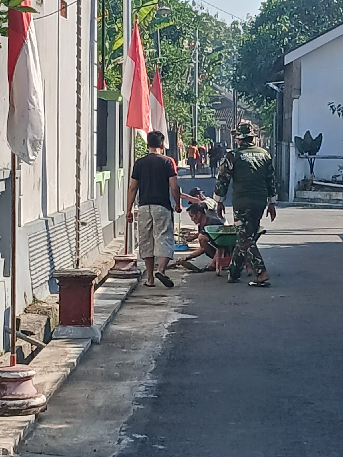 Pelibatan Warga dan Satgas TMMD Kodim 0726/Sukoharjo dalam Pemasangan Umbul-Umbul di Desa Parangjoro