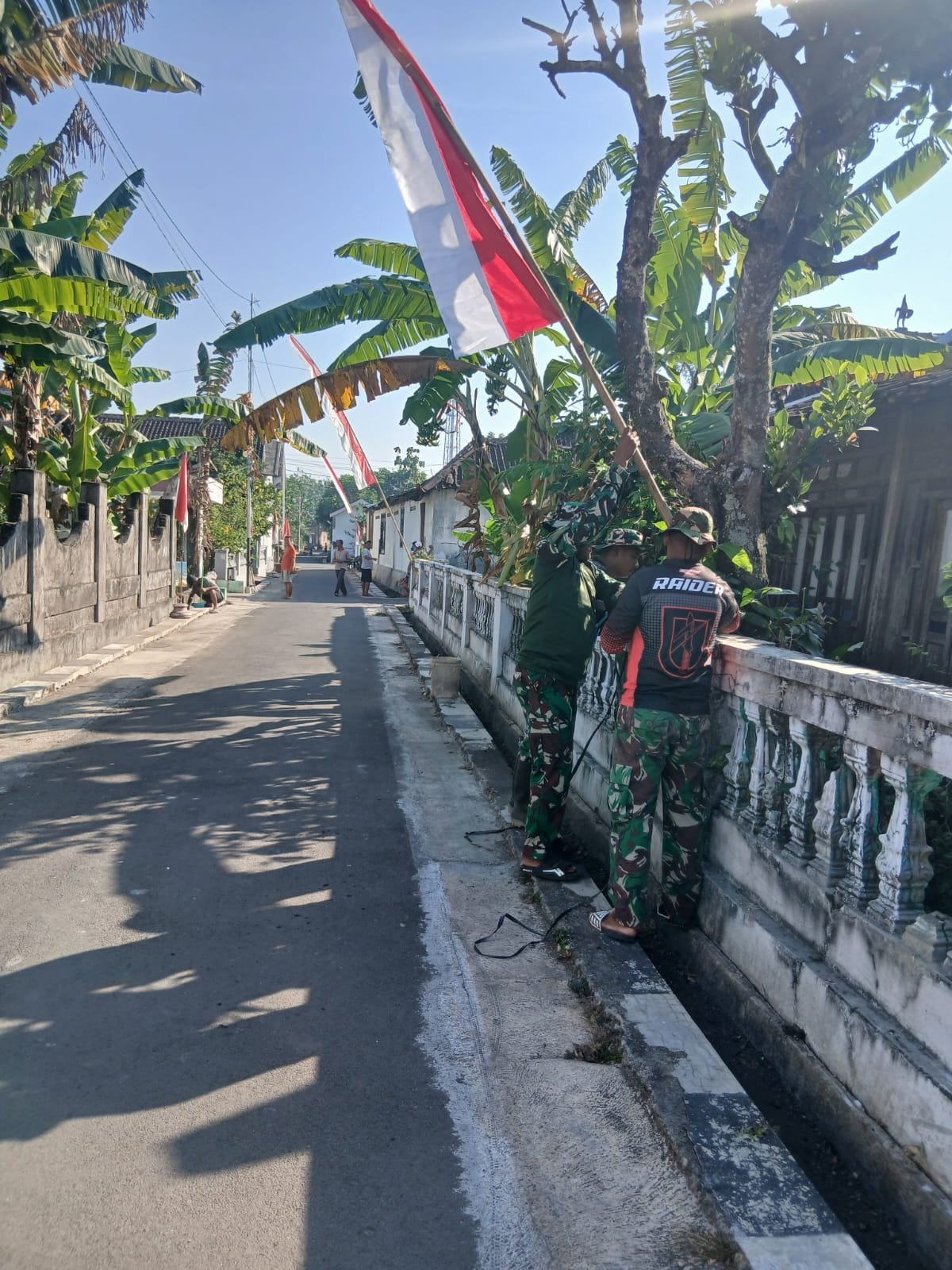 Satgas TMMD 0726/Sukoharjo Kolaborasi dengan Warga Pasang Umbul-umbul di Grogol