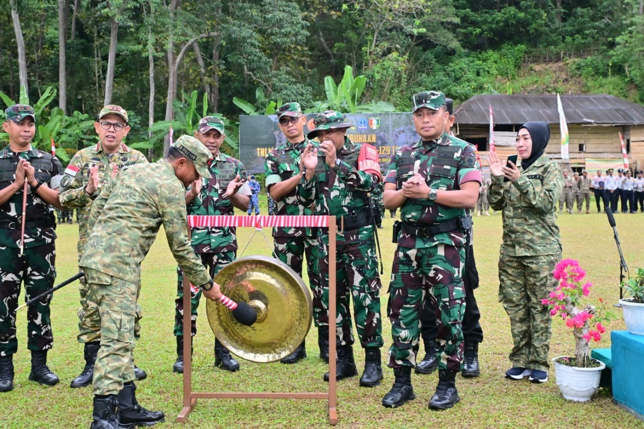 Pemukulan Gong dan Digelorakan Semangat Bangun Desa Warnai Pembukaan TMMD Ke-129 di Bone