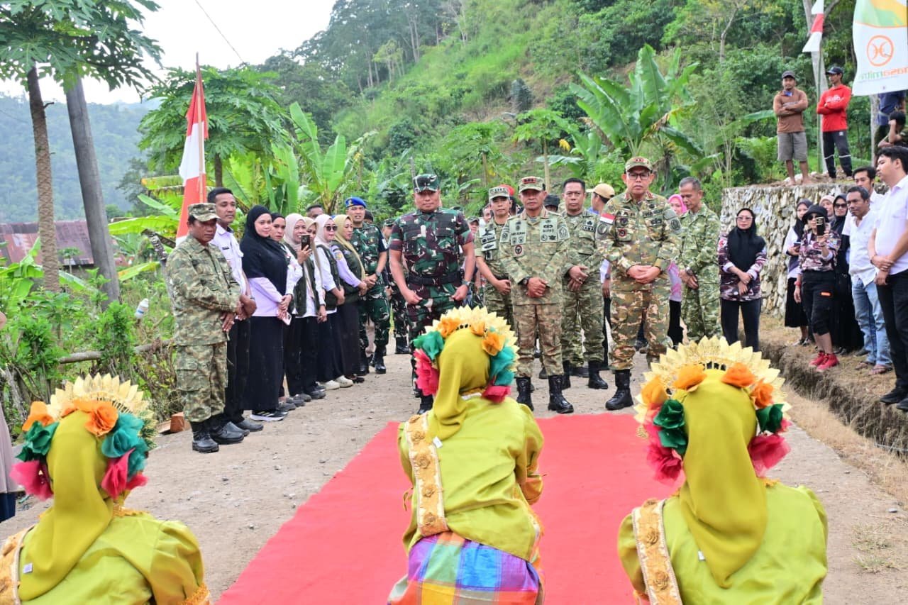 Program TNI Manunggal Membangun Desa TMMD Ke-129 Dibuka di Desa Patukku dengan Tari Paddupa