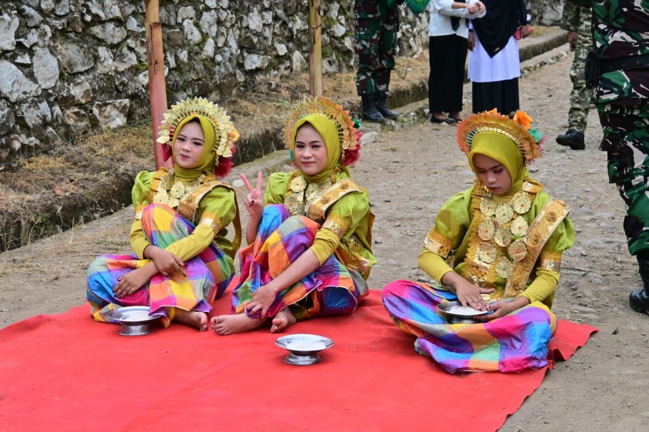 Kegiatan Pembukaan TMMD Ke-129 di Bontocani Tampilkan Tari Paddupa Khas Bugis