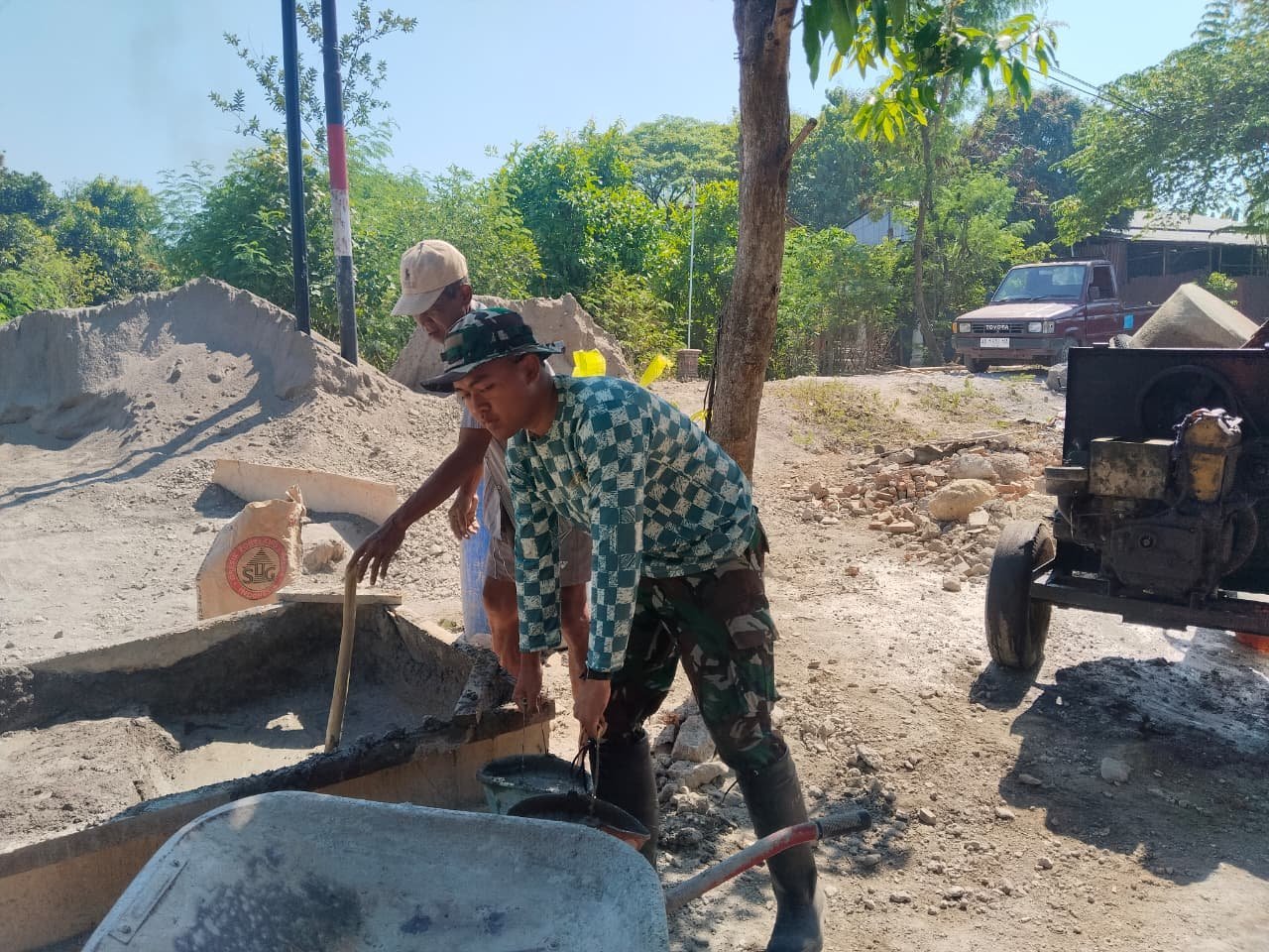 Di Halaman Masjid Parangjoro, MCK Baru Dibangun Gotong Royong