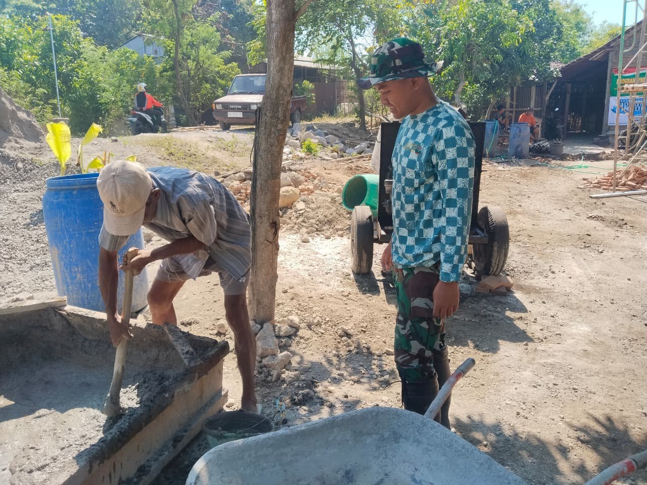 Material Diangkut, Semen Diaduk: MCK Parangjoro Mulai Berdinding