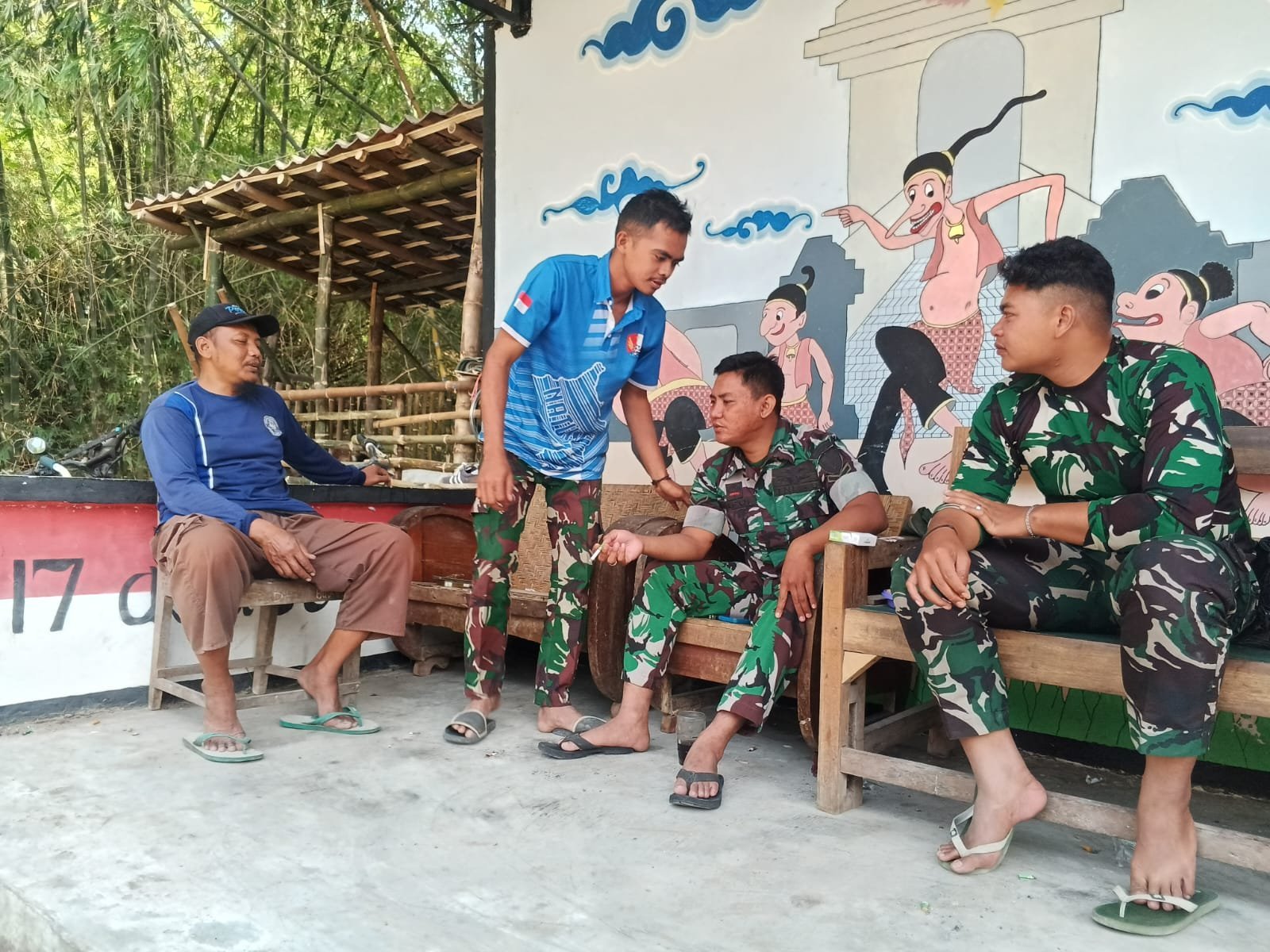 Teras Rumah Margono Jadi Saksi Keakraban Prajurit dan Warga