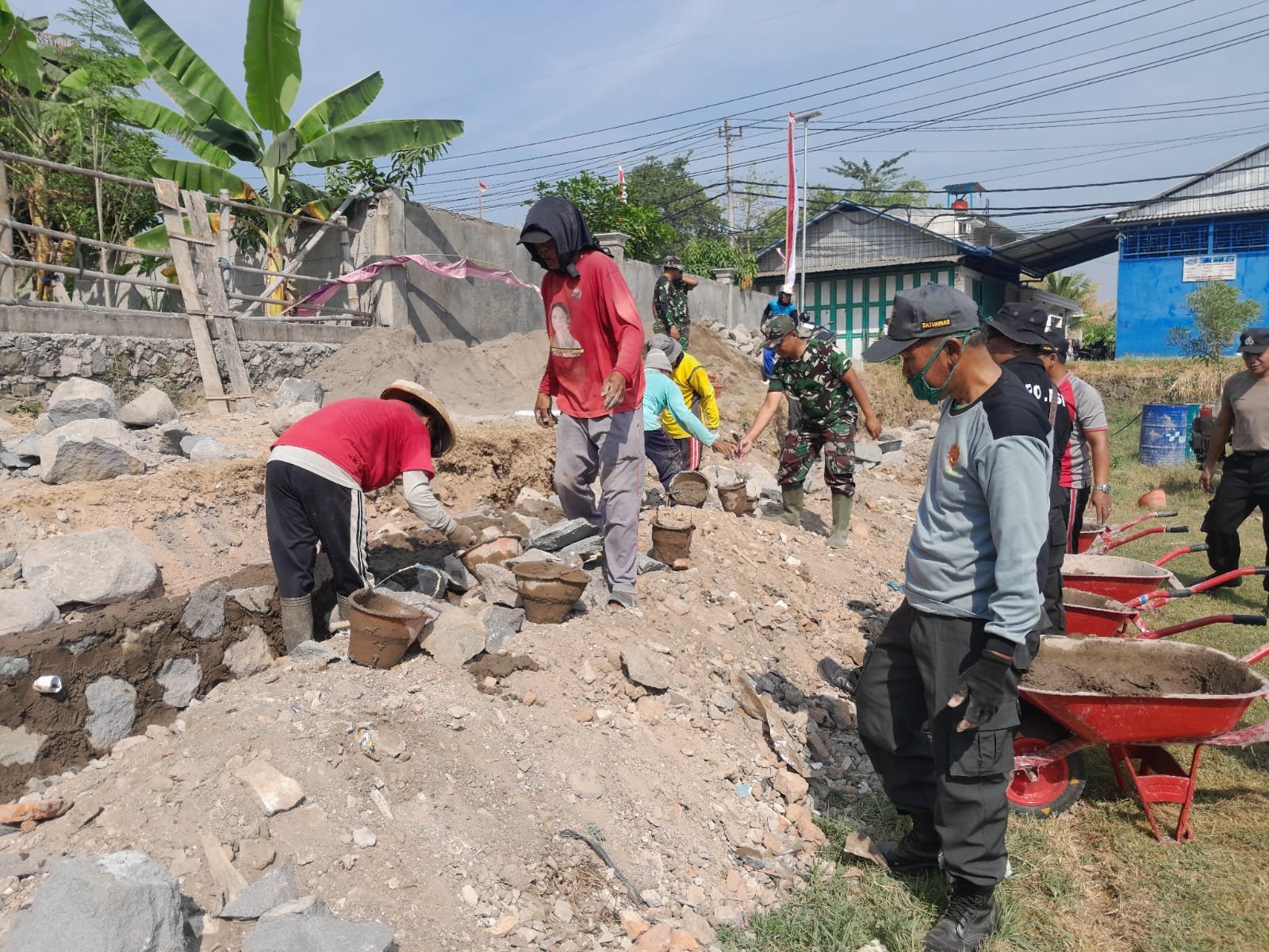 TMMD ke-129: Bunyi Gerobak Sorong Iringi Pengerjaan di Parangjoro