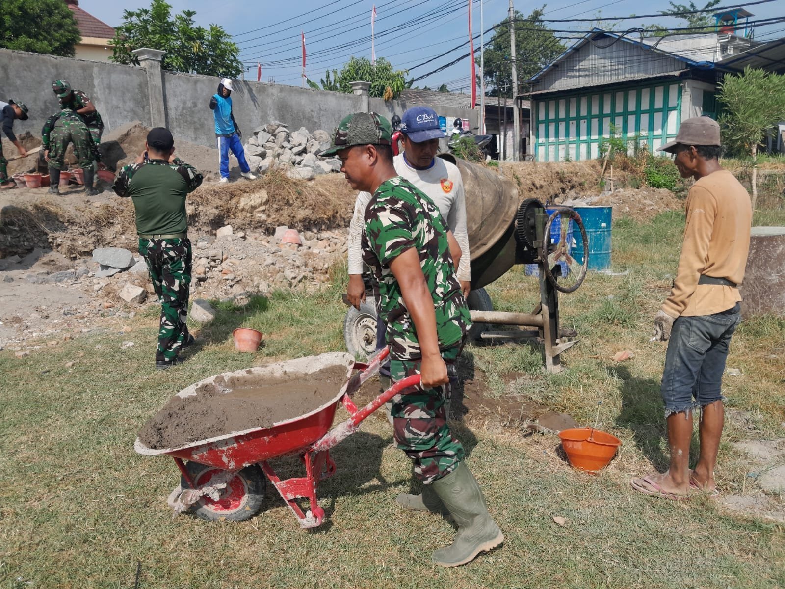 TMMD Reguler ke-129 Hidupkan Gotong Royong di Desa Parangjoro