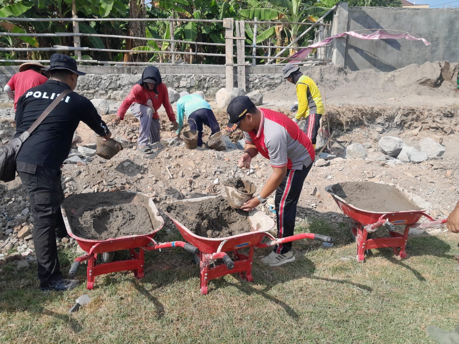 Aksi Prajurit Tanpa Ragu Angkat Material di TMMD Parangjoro Pukau Warga