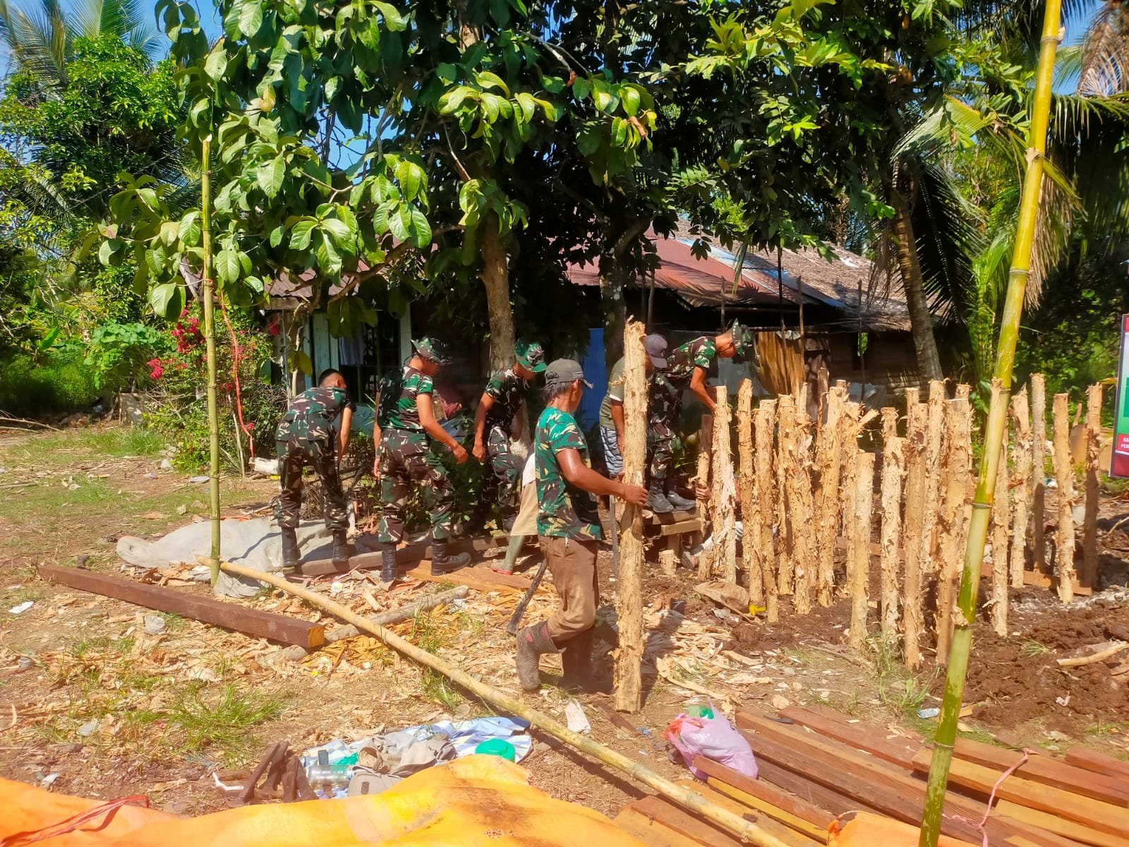 Satgas TMMD Gerak Cepat Pasang Kayu Galam untuk Pondasi Bak Air Bersih di Barito Kuala