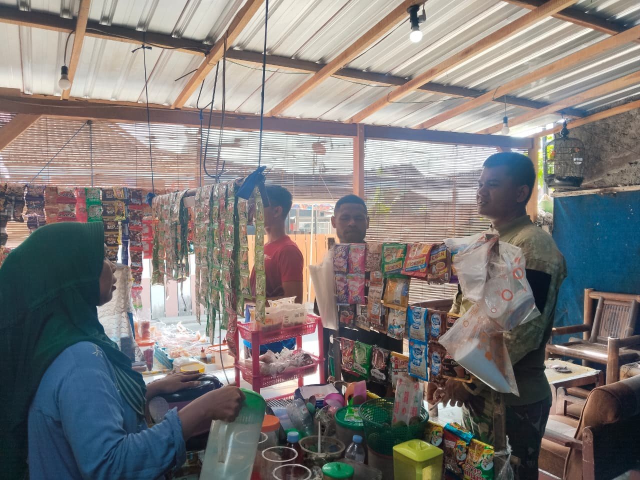Personel TMMD Rutin Belanja di Warung Parangjoro, Ekonomi Warga Terstimulus
