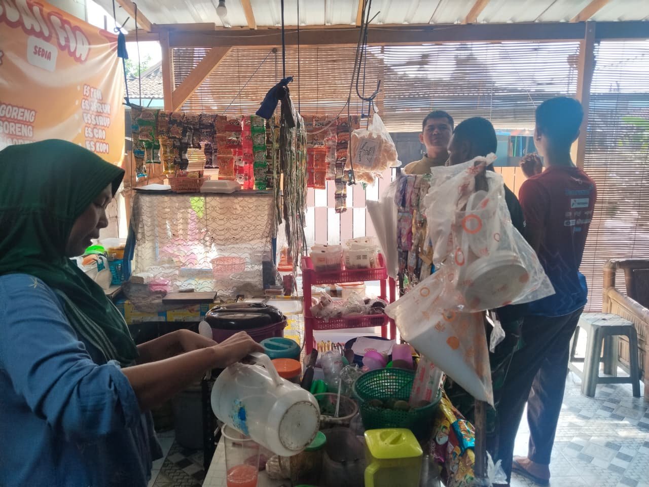 Percakapan Hangat Prajurit dan Pemilik Warung Mewarnai TMMD 129 di Sukoharjo