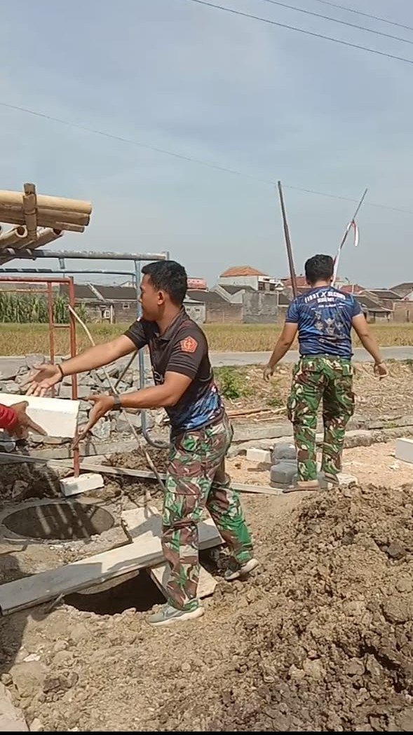 TNI dan Warga Bersatu Bangun MCK di Parangjoro