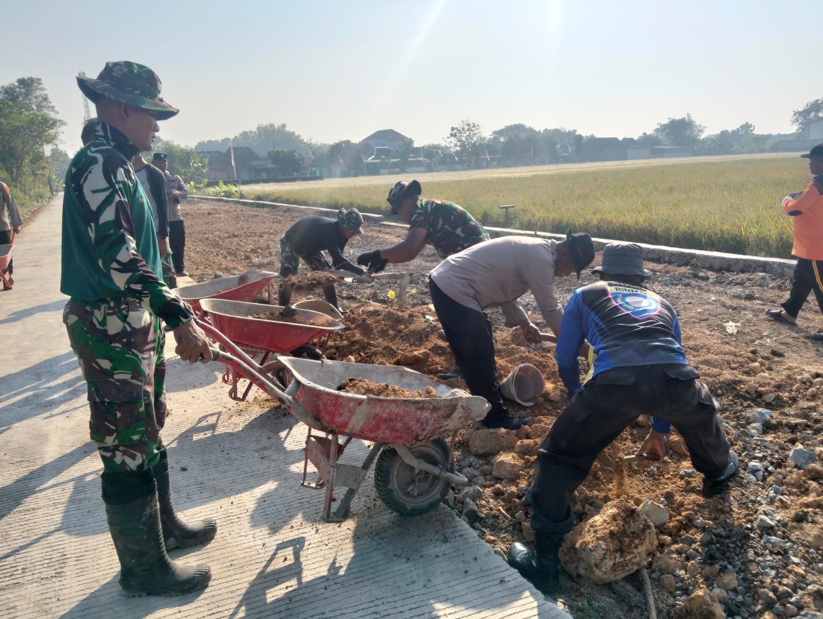 Peralatan Tradisional Warnai Pengerjaan Beremisasi Jalan di Grogol