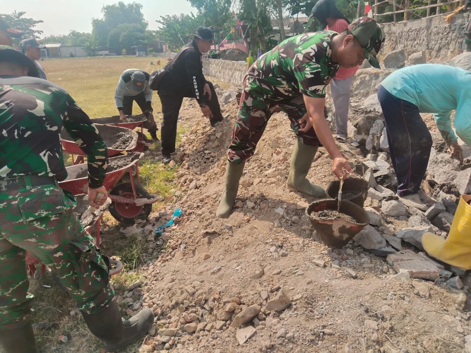 Pekerjaan Fisik TMMD: Talud Sepanjang 250 Meter di Desa Parangjoro
