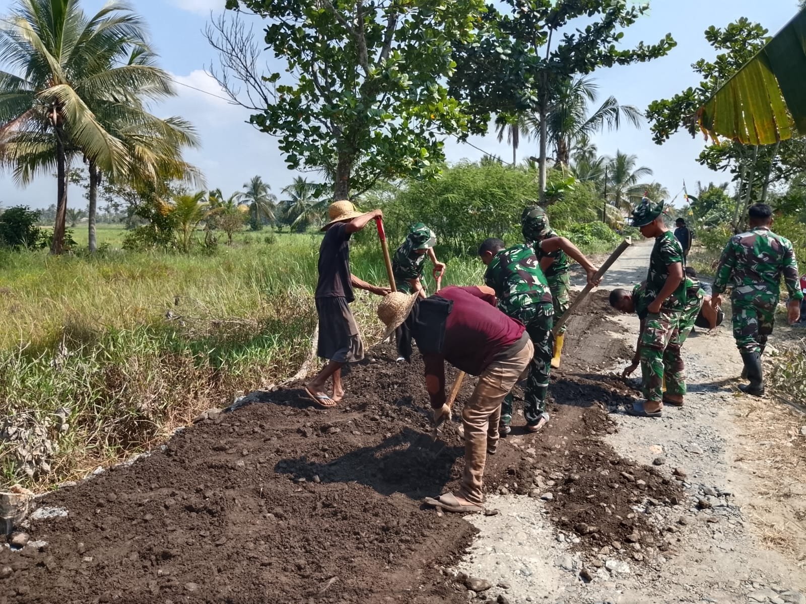 Permukaan Jalan Desa Tamban Bangun Berubah di Hari ke-14 TMMD