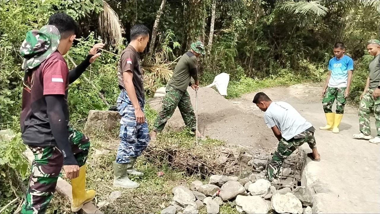 Perbaikan Dekker Titik 5, TMMD Ke-129 Kodim 1407/Bone Wujudkan Keamanan Berkendara
