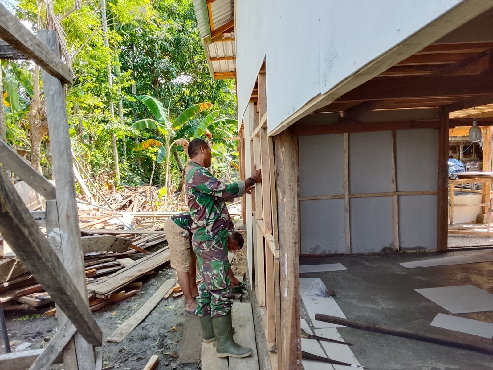 Rapat dan Kokoh, Personel TMMD Pasang Sekat Kamar di Bone