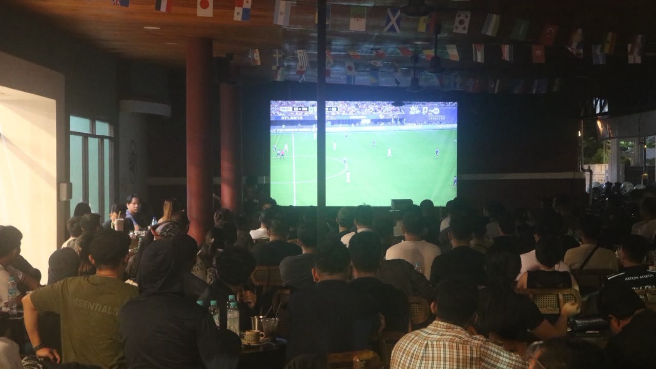 Kodim 1203/Ketapang Nobar Piala Dunia Bersama Masyarakat di Cafe Kongsi