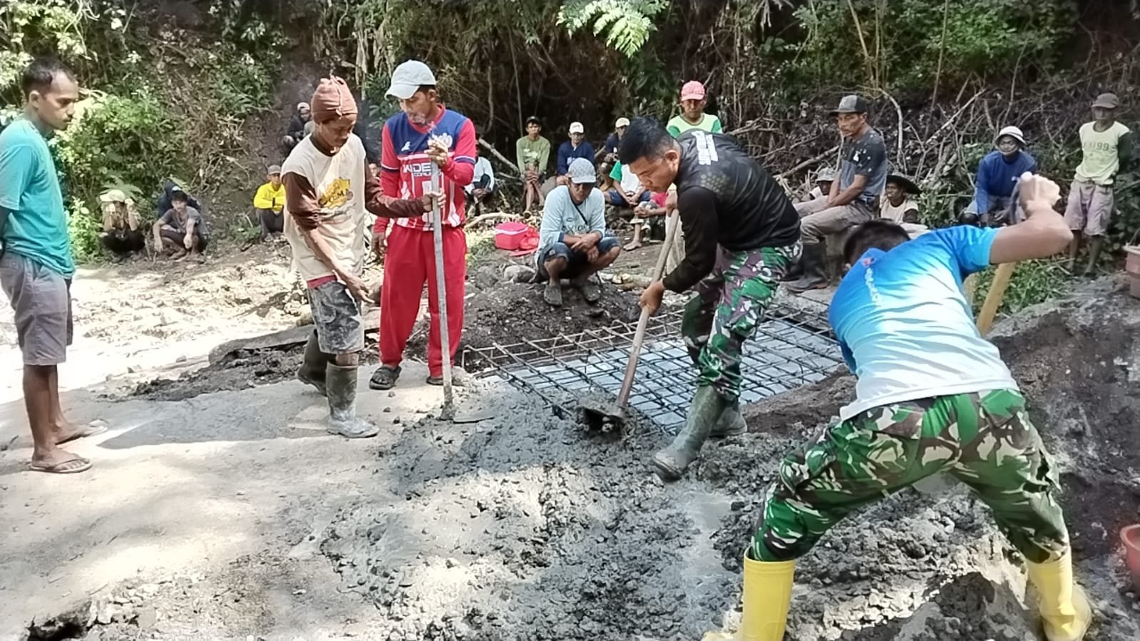 Pengerjaan Dekker Titik 4 oleh TMMD Bone Diapresiasi Warga