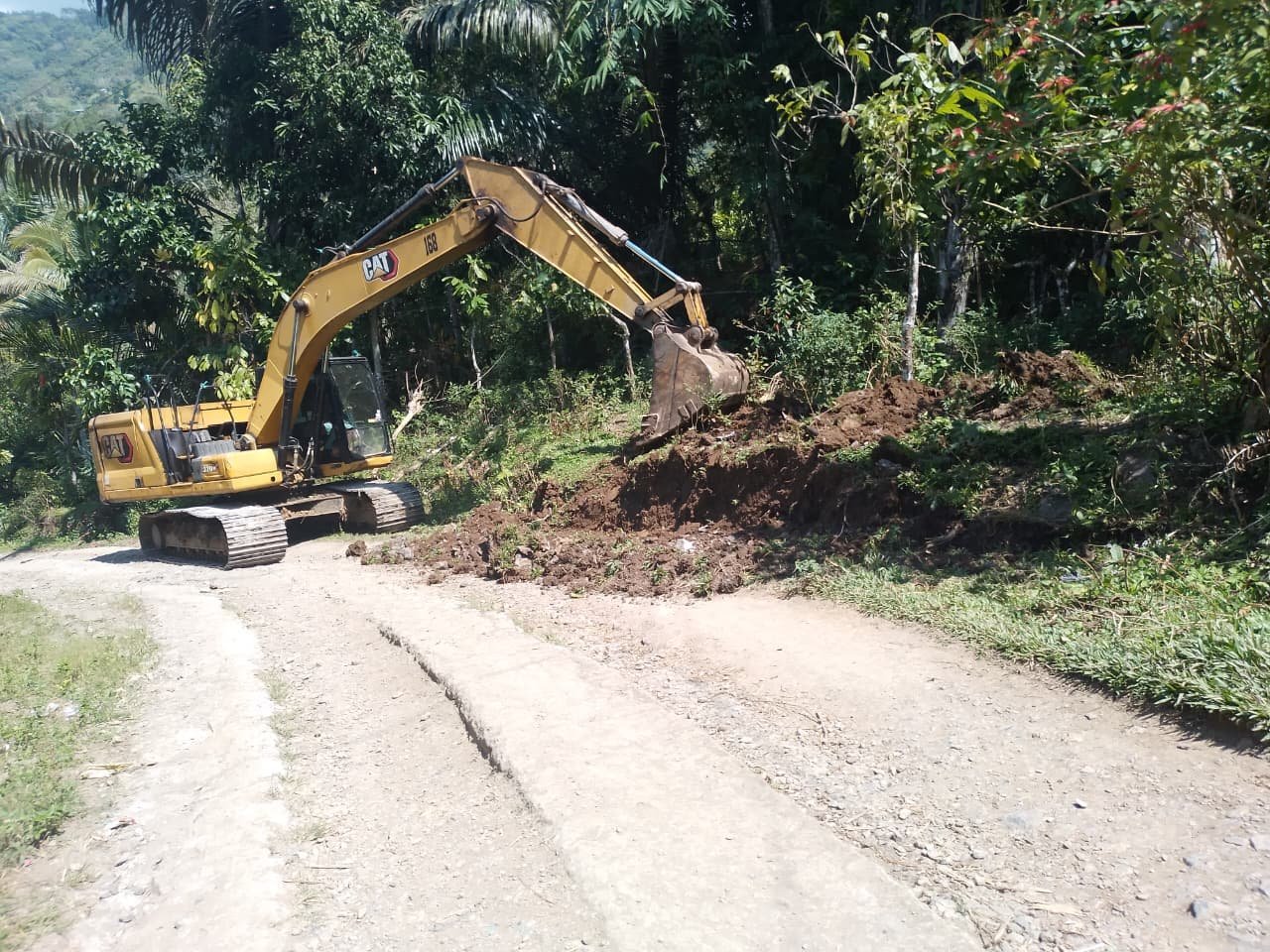 Excavator TMMD Bone Tak Henti Keruk Parit, Jalan Patukku Lebih Baik