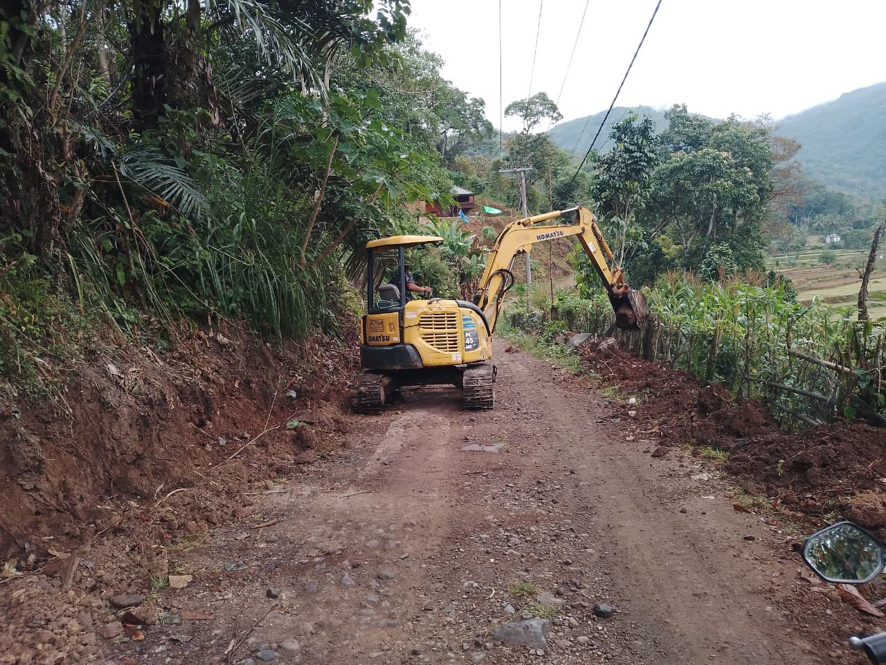 Excavator TMMD 129 Garap Drainase Desa Patukku Sebelum Jalan