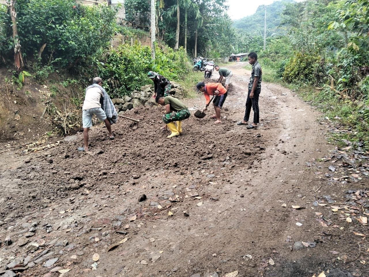 Satgas TMMD Ke-129 Bone Lakukan Perataan Jalan di Dusun Samaenre