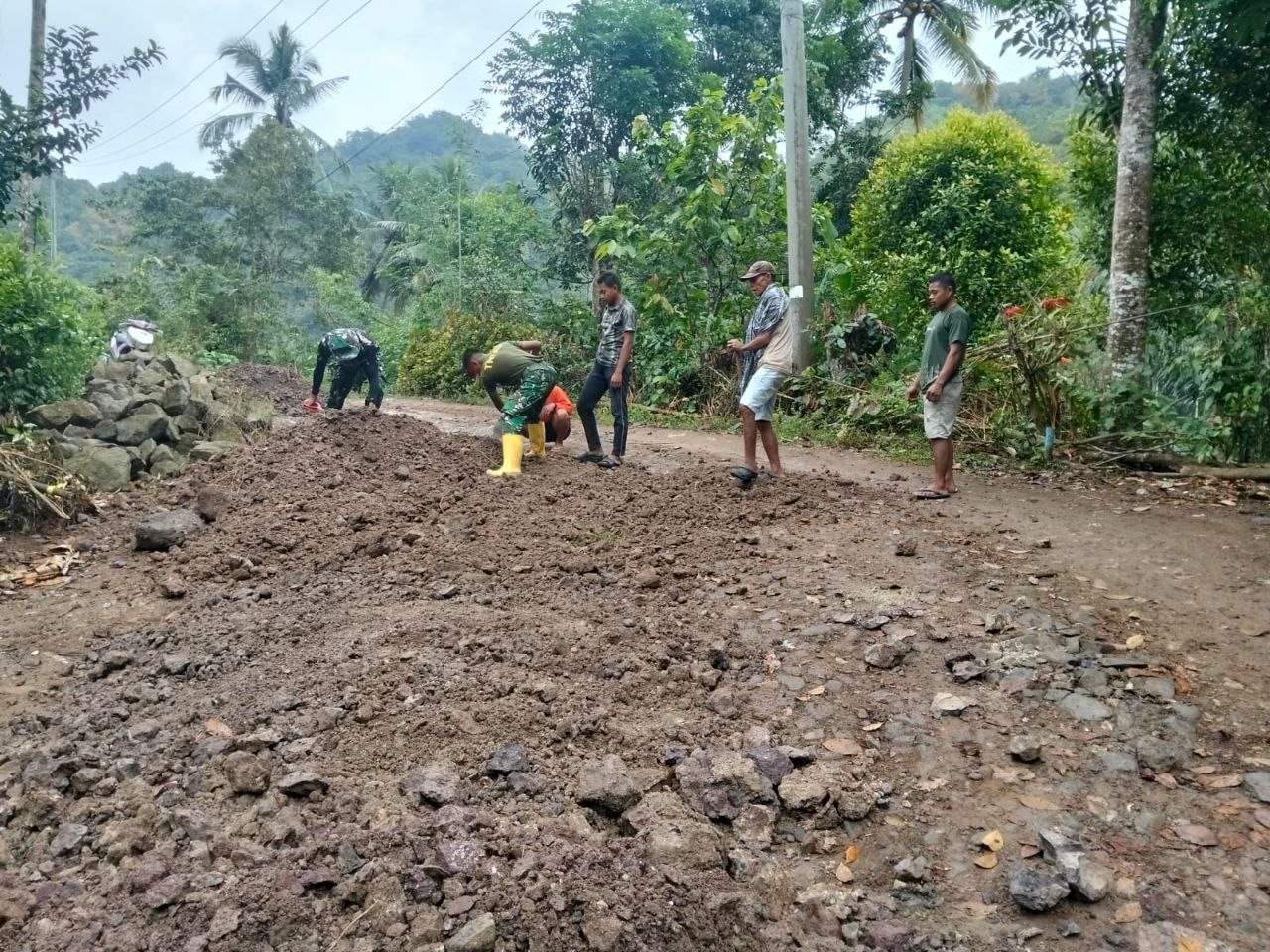 Militer Media: Pemerataan Jalan TMMD Ke-129 Bone Berlangsung di Bontocani