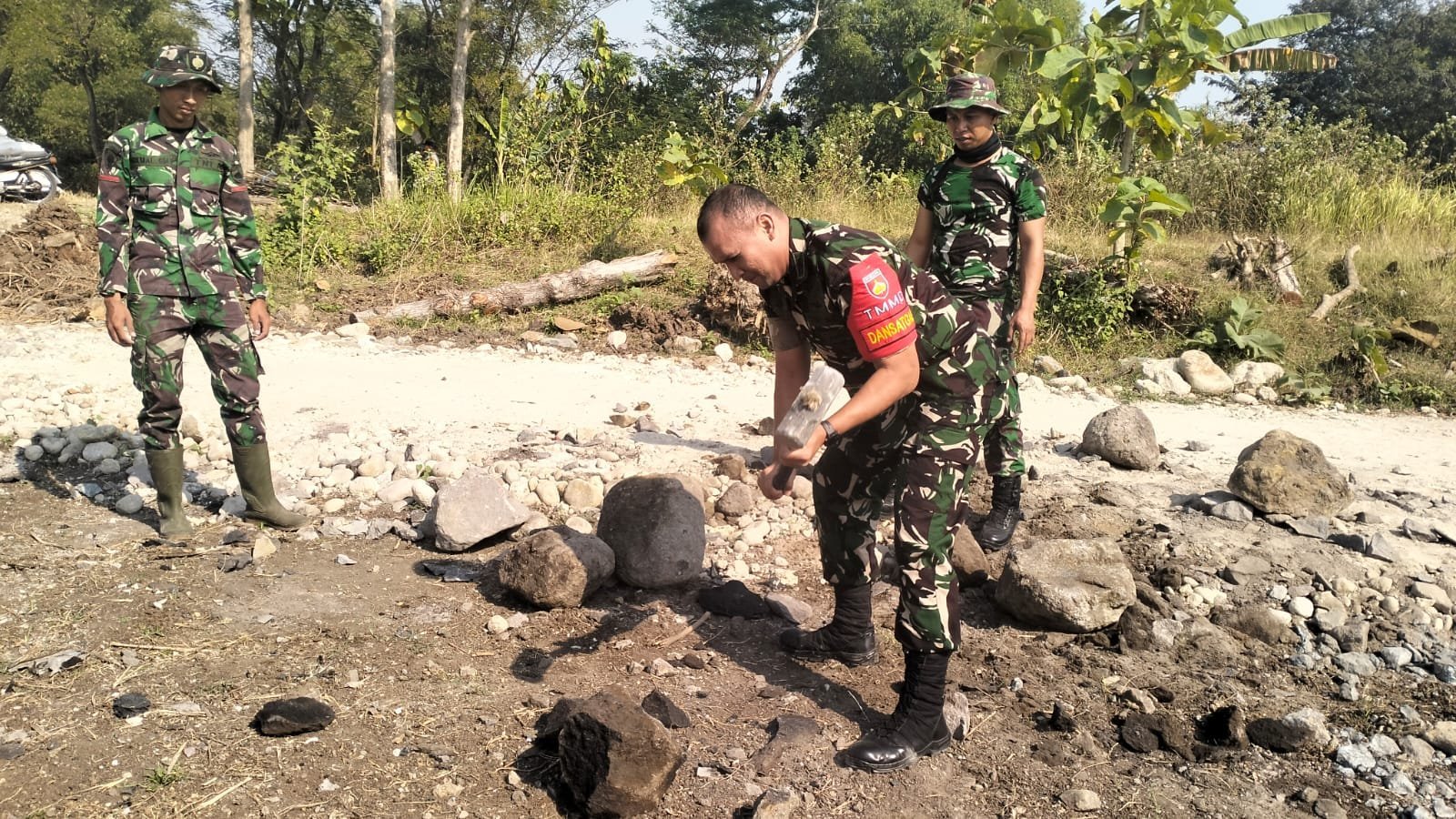Seorang Pemimpin Tidak Selalu Berada di Balik Meja, Contoh dari Letkol Inf Reza Sahputra, S.