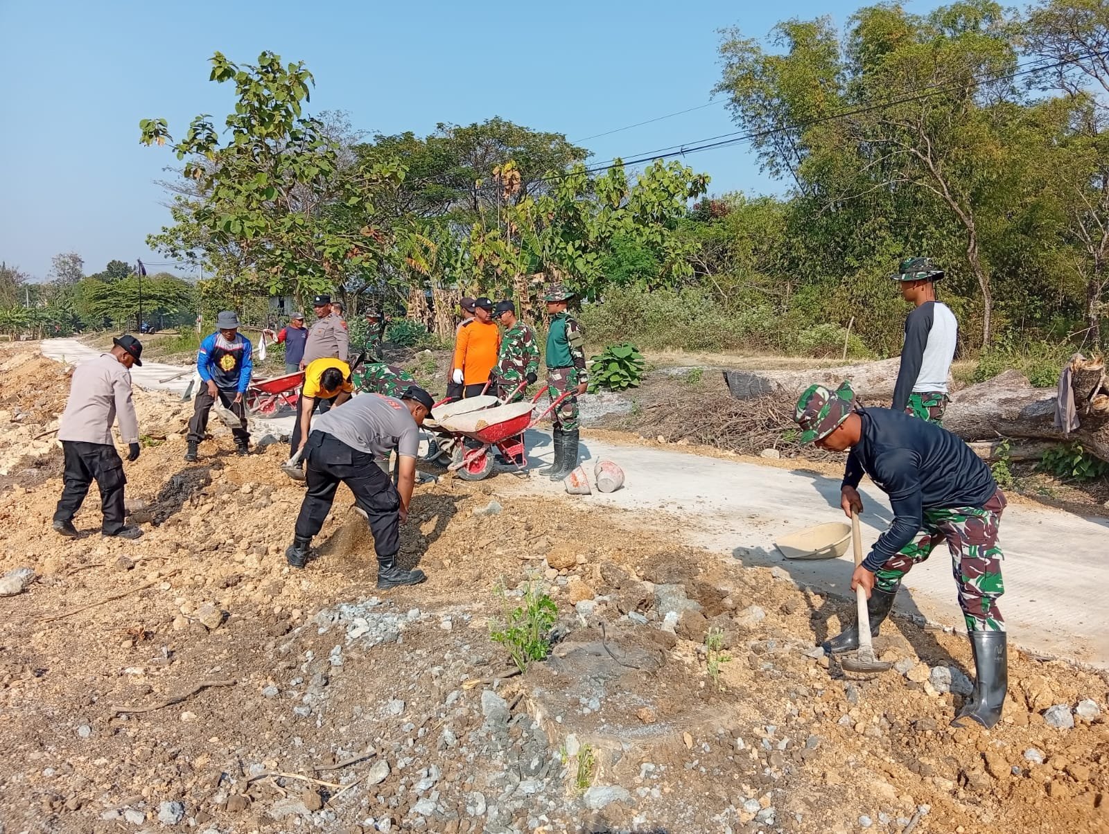 Bhabinkamtibmas dan Warga Parangjoro Bersama Angkat Material Bangunan