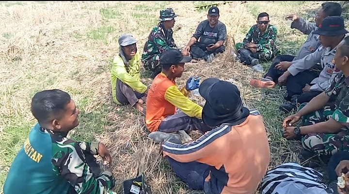 Saat Istirahat, TNI dan Warga Bercengkrama Akrab