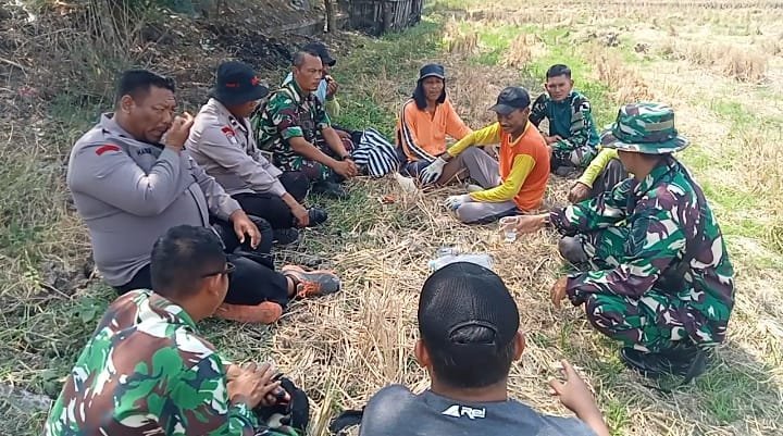 Saat Istirahat TMMD Sukoharjo, TNI-Polri-Warga Akrab Lewat Obrolan