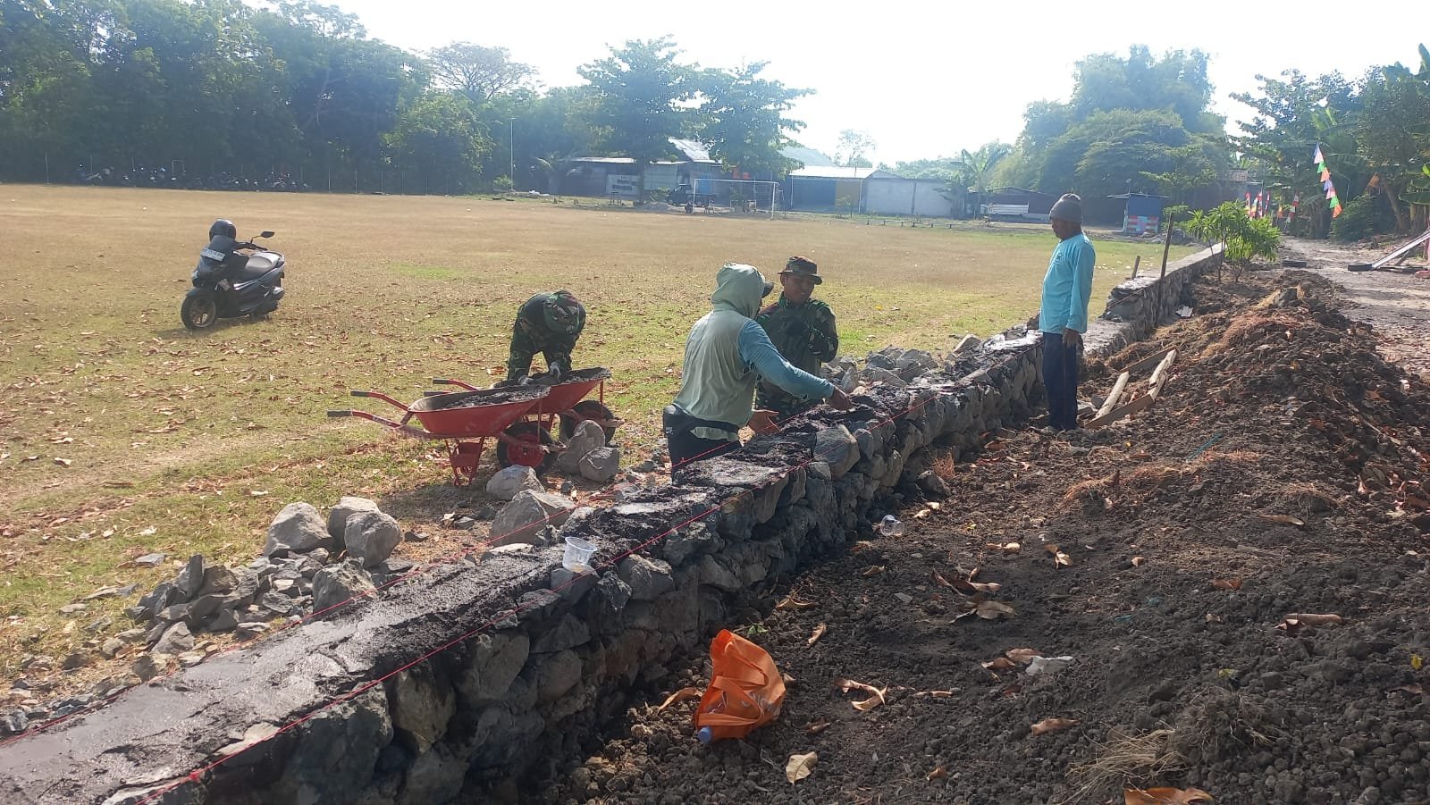 Prajurit Bersama Warga Kerja Bakti Bangun Talut di Parangjoro