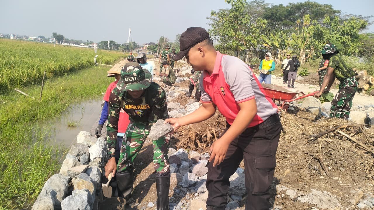 Talud Tepi Jalan di Desa Parangjoro Dibangun dalam Program TNI Manunggal Membangun Desa (TMMD) Reguler Ke-129