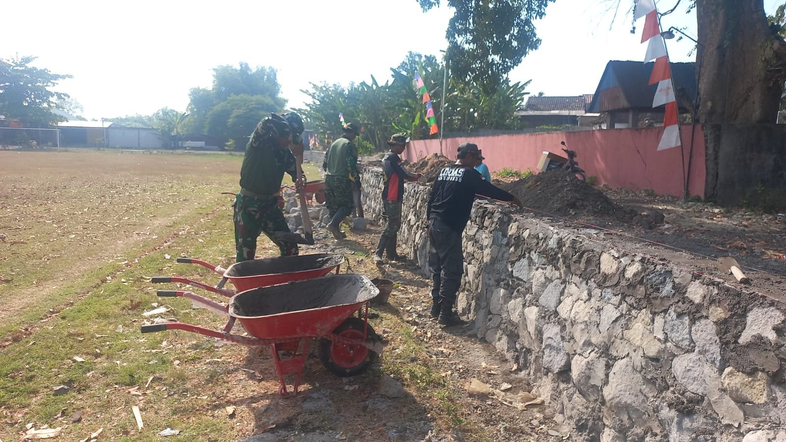 TNI dan Warga Gotong Royong Bangun Talut di Dukuh Sidomoro