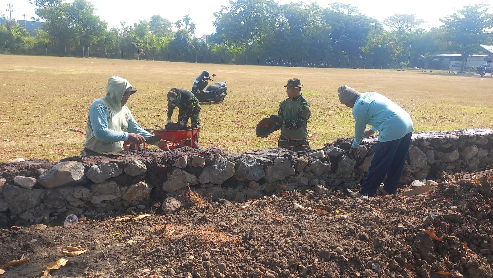 Prajurit dan Warga Dukuh Sidomoro Bangun Talut, Suasana Akrab Tercipta