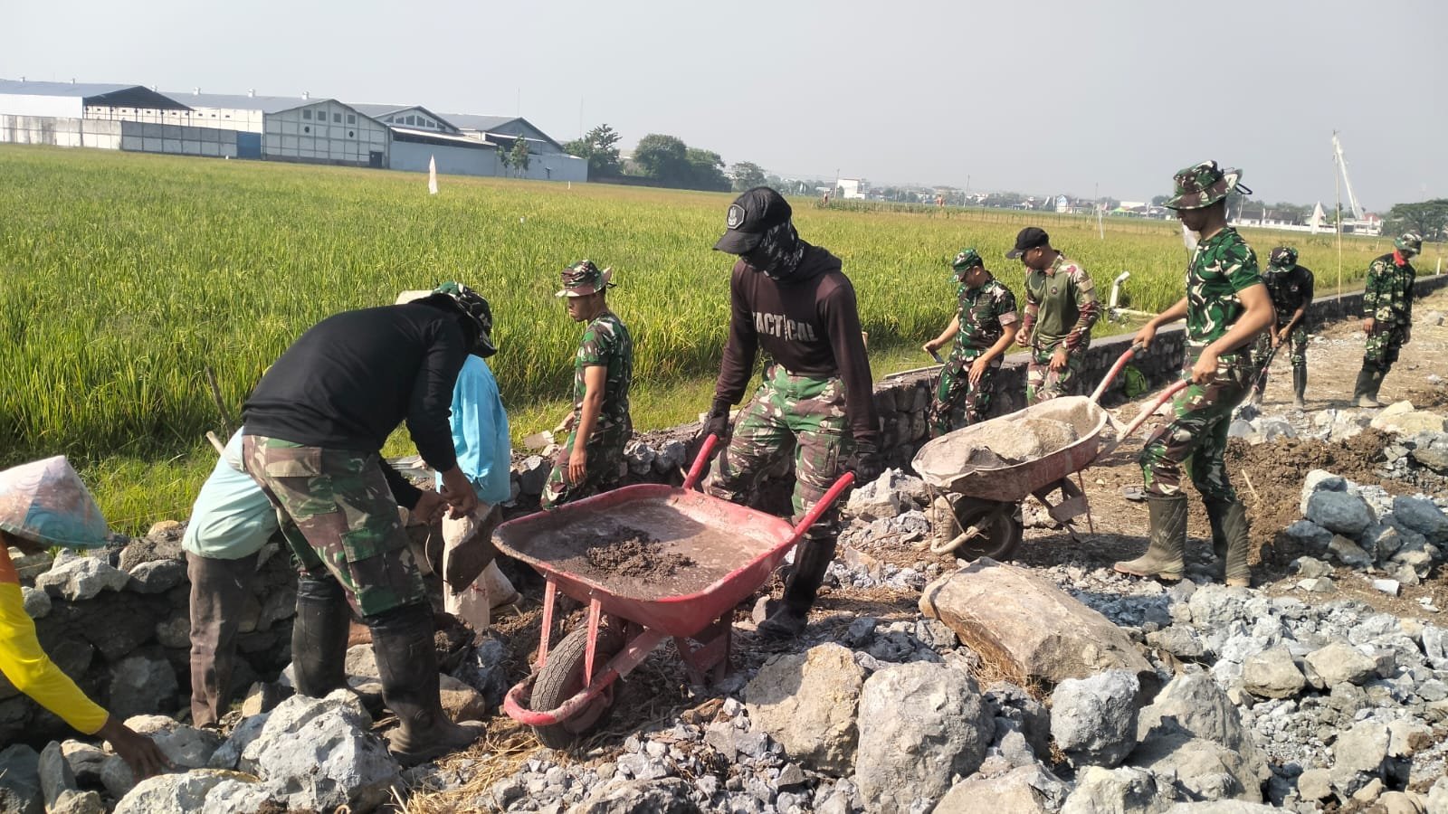 Pekerjaan Talud TMMD Reguler Ke-129 di Desa Parangjoro Dipimpin Komandan Kodim 0726/Sukoharjo