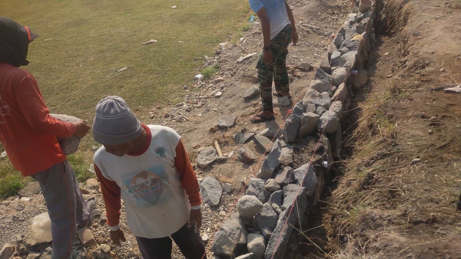 Gotong Royong Bangun Talud, TMMD 129 Sukoharjo Libatkan Warga