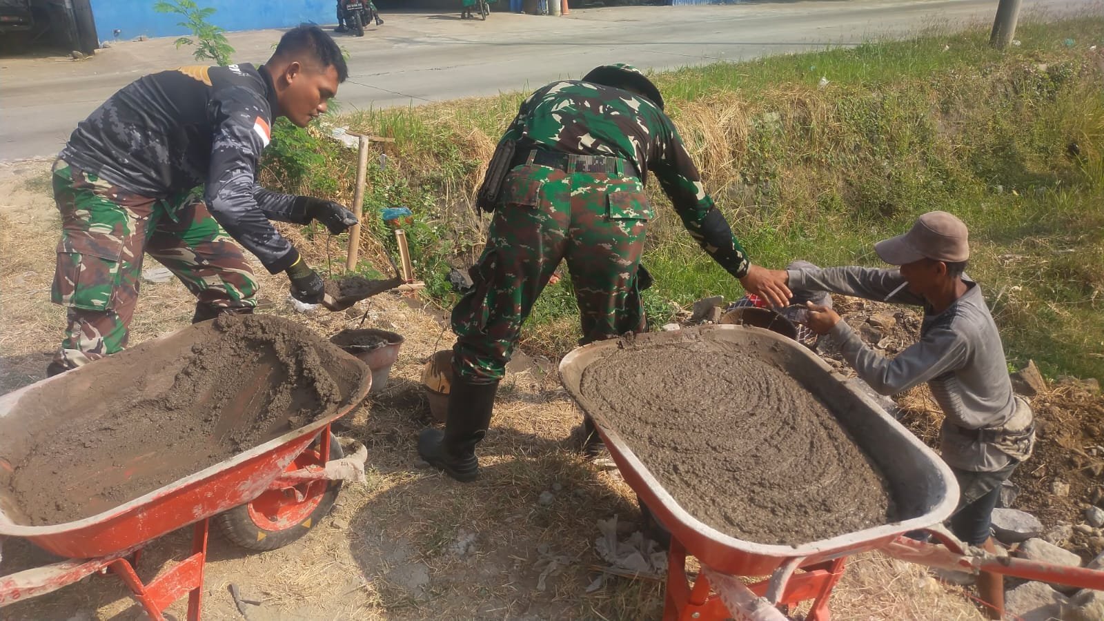 Prajurit TMMD Sukoharjo: Mengaduk Semen, Tugas yang Sama Mulia