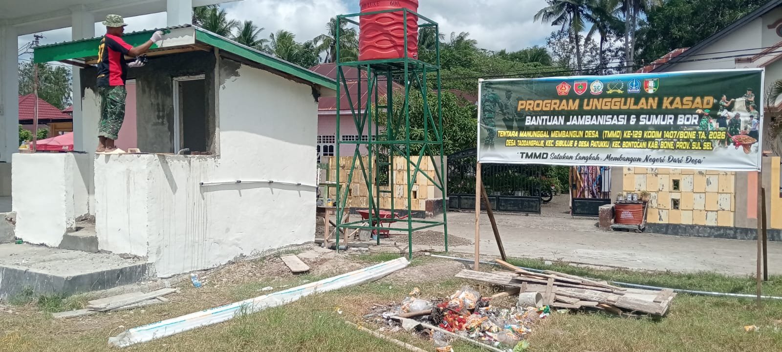 Jambanisasi Maroanging Masuki Finishing dengan Cat Hijau pada Resplang