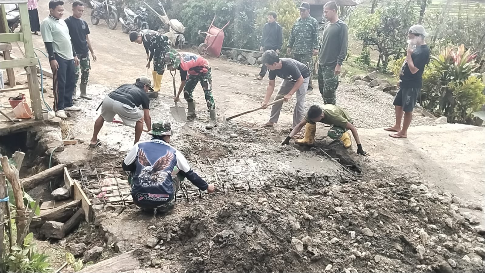 Perbaikan Dekker Titik 1 Samaenre oleh TMMD Ke-129 Terus Berlanjut